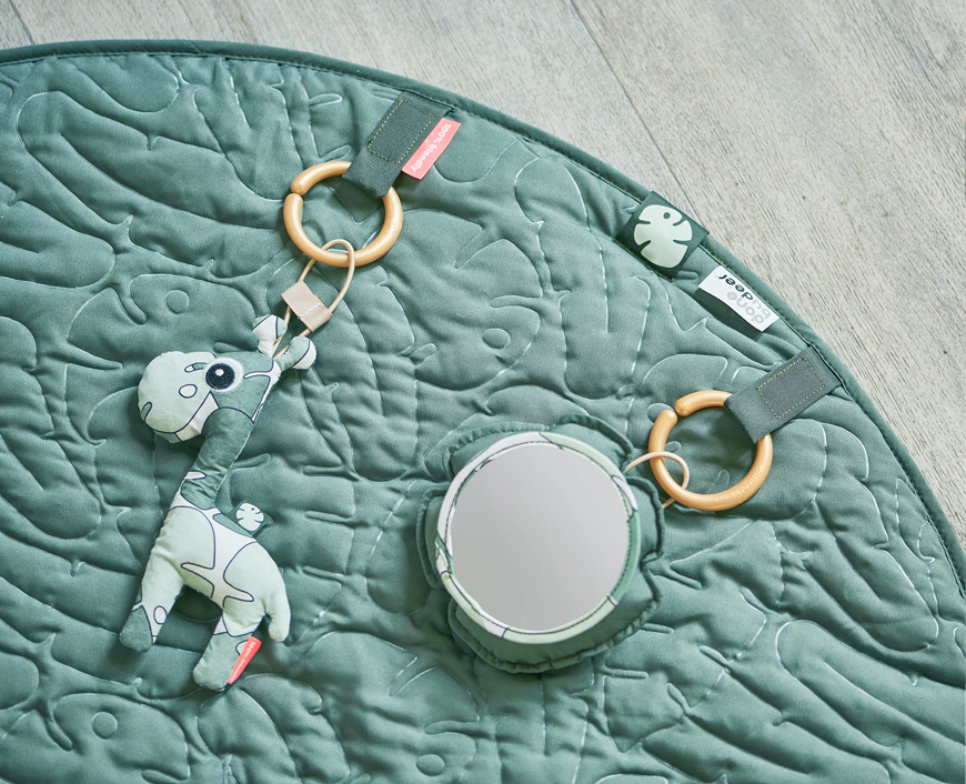 tiny tropics done by deer tropische kinderkamer baby essentiels de kleine zebra